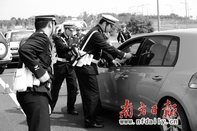 110名交警正式配枪上岗