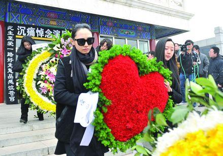 花圈婚纱照_葬礼花圈(2)