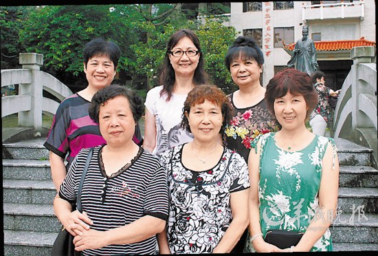 新闻台 新闻中心   家庭档案   □李凝爱 文/图   我们"六姐妹"都是