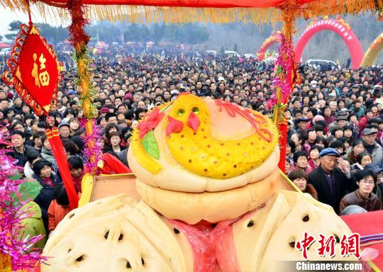 李龙文化山会上为祭拜龙母所做的"龙母大饽饽".陈宏青摄