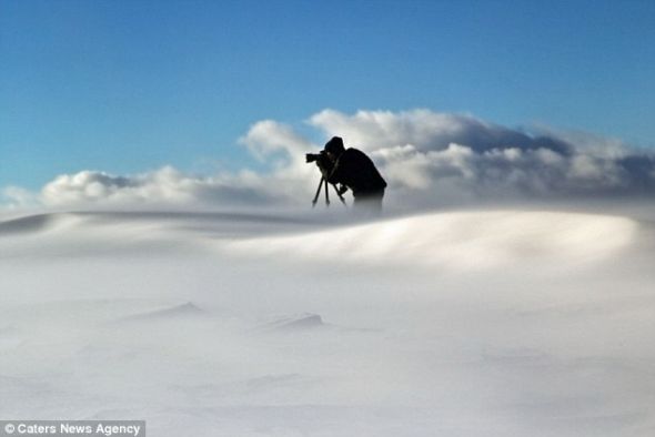 摄影师拍摄风卷雪片壮观场面似置身云端(图)