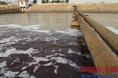 十万吨赤水染就 满江红 南通环保局称排水达标
