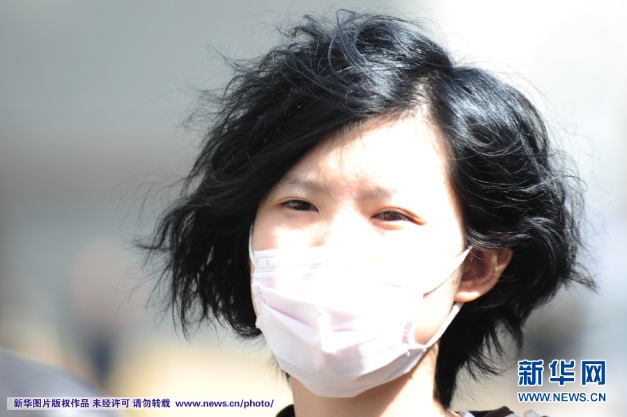 大风起兮裙飞扬 <em>丝袜美女</em>抱成团(组图)_新闻中