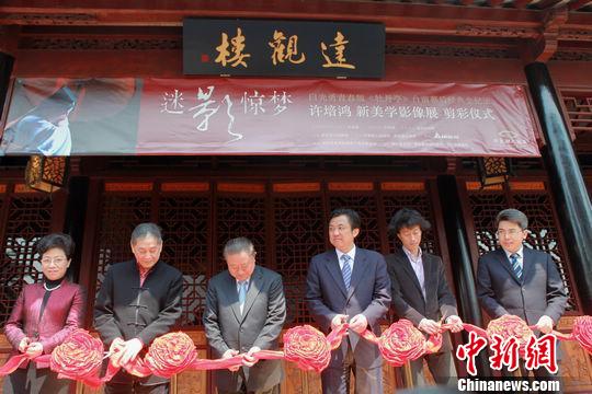 许培鸿在影像展上介绍光影科技呈现出的牡丹亭"似水流年.李克祥摄