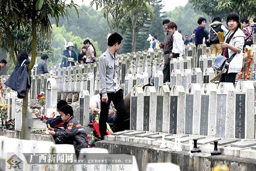 4月3日南宁市各个墓园里出现扫墓高峰人潮,图为佛子岭墓园里的扫墓