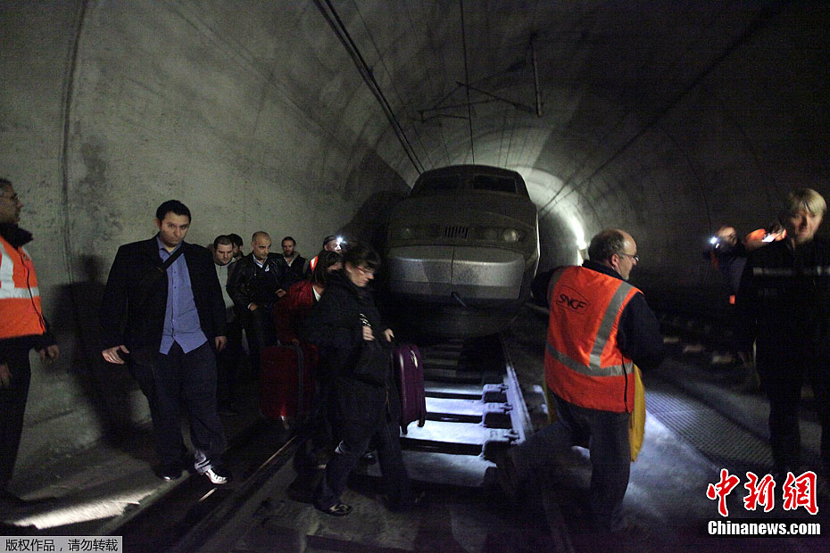 法国列车隧道中发生故障乘客被困7小时