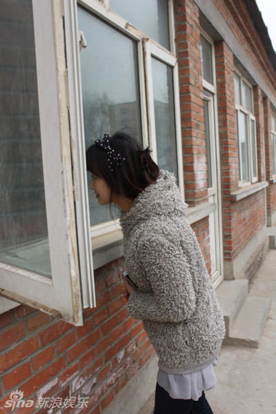 在窗外静静的看小朋友上课