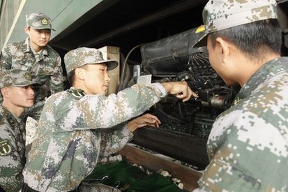 解放军部队为押运人员配备军用保密手机[图]