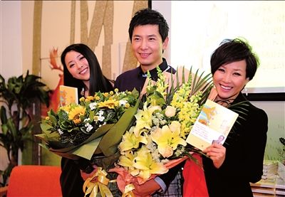 好友黄小蕾(左),李静(右)到现场为戴军助阵加油.(王俭 摄)