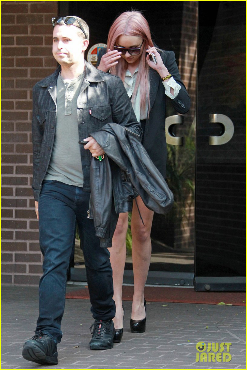 高清:阿曼达贝尼斯因酒驾被捕 掩面出警局被媒