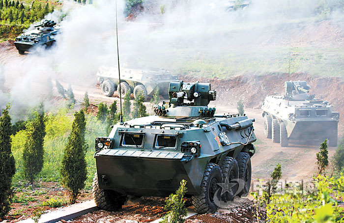 战车正在转移阵地. 杨广辉 摄