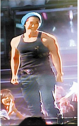 <em>吴建豪</em>强碰<em>前女友</em>露肌肉扭腰摆臀 徐若瑄危险