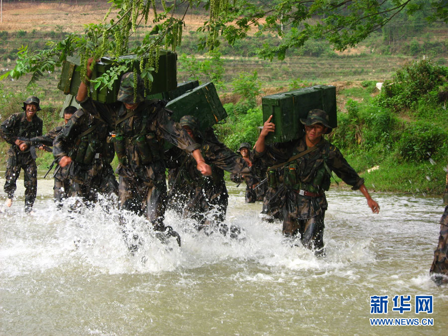 云南文山军分区边防某团按照新的军事训练大纲要求,从严从难摔打部队