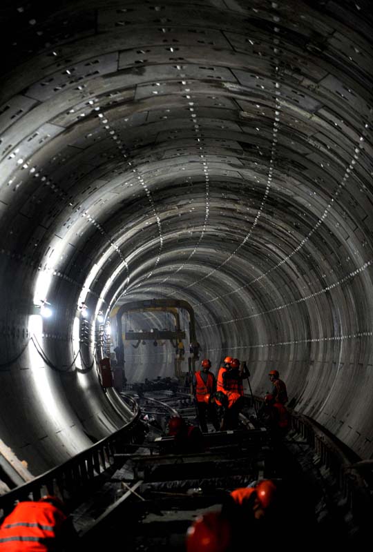 4月10日,中铁一局杭州地铁1号线轨道二标段的施工人员在检查刚刚完工