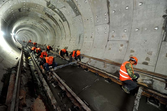 4月10日,中铁一局杭州地铁1号线轨道二标段的施工工人在刚刚浇筑完工