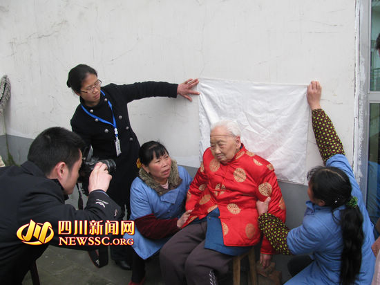 一代身份证将停用 成都6.5万人尚未换领 二代证