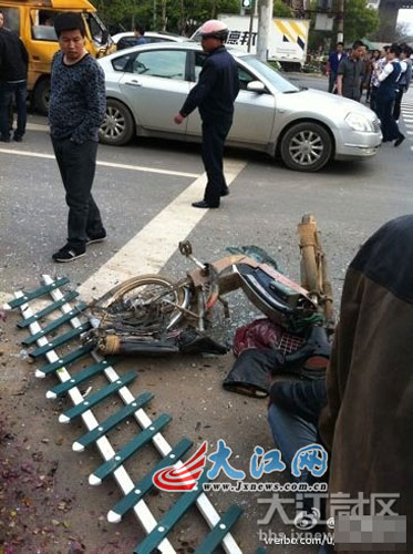 车祸现场,电动车被撞翻(网友供图)