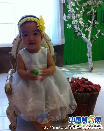 <em>张嘉译王海燕</em>2岁萝莉<em>女儿</em>可爱私房照首曝光(图
