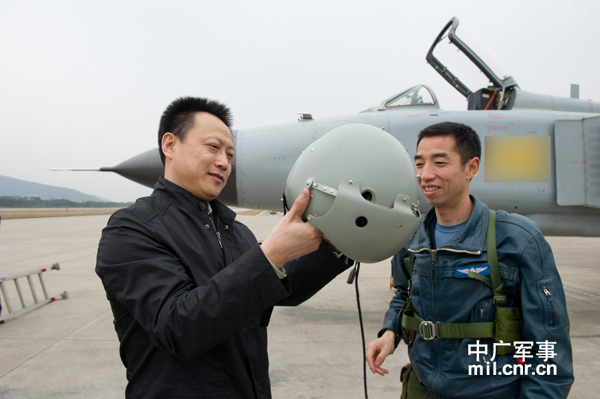 赵子忠副台长与成功处置重大空中特情的飞行员江义宽亲切交谈 贲道春