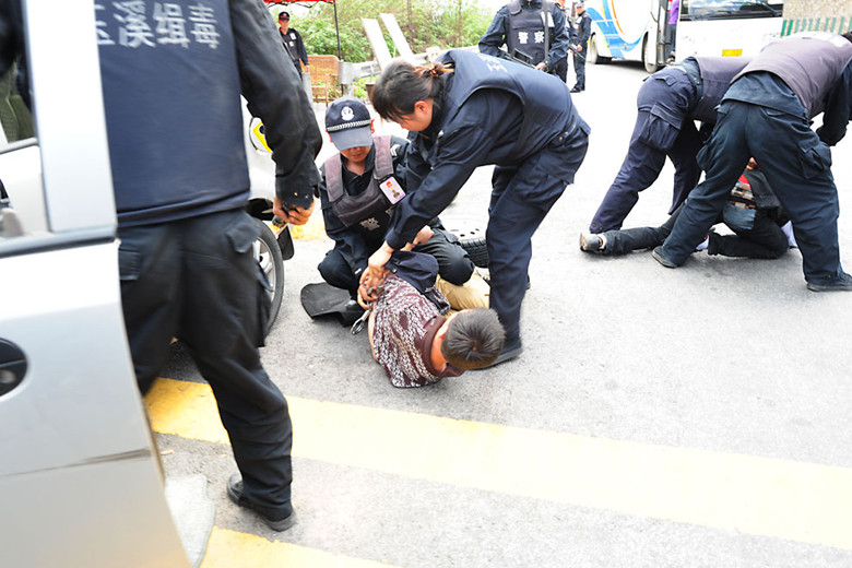 毒贩车内藏"抢劫药,强奸药"等毒品被查获 _新闻中心_中国网