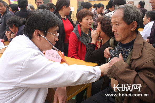 任县驻村工作组协调10名专家进村义诊（图）
