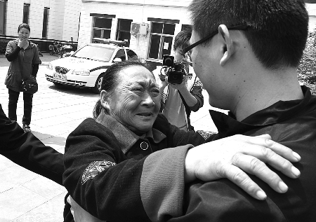 田桂荣和儿子相拥而泣