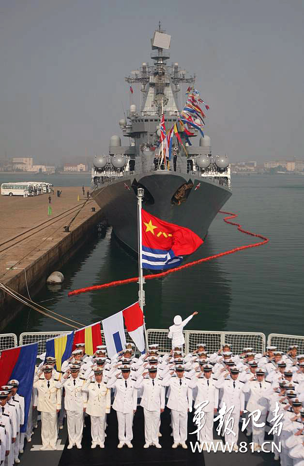 俄罗斯太平洋舰队旗舰升起五星红旗 庆祝中国