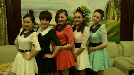 图文:青春<em>美少女</em>组合演绎<em>经典歌曲</em> 为劳动节献