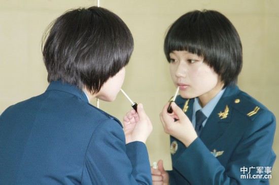 解放军<em>北空</em>话务<em>女兵</em>咬筷子练习微笑_新闻中心