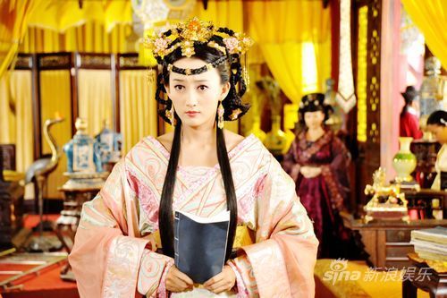 吴静一饰演皇后