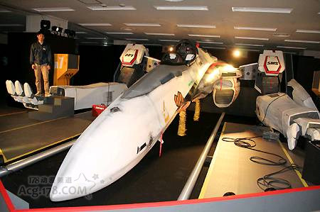 《超时空要塞》30周年 展示全尺寸战机供合影
