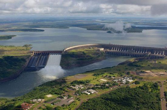 之间巴拉那河上建造的伊泰普电站是仅次于三峡大坝的世界第二大坝