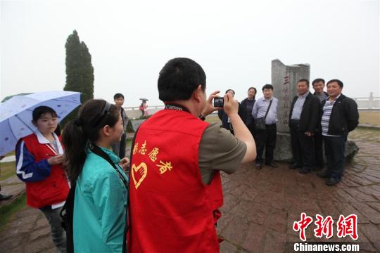 志愿者冒雨在景区为游客提供拍照服务邓立中摄