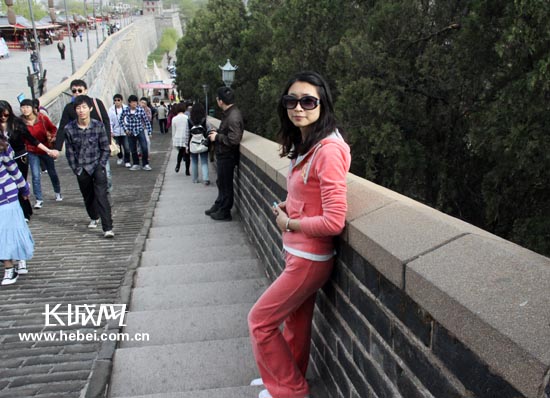 "长城网 马冬冬 摄"这的草莓看上去不错."长城网 马冬冬 摄热词