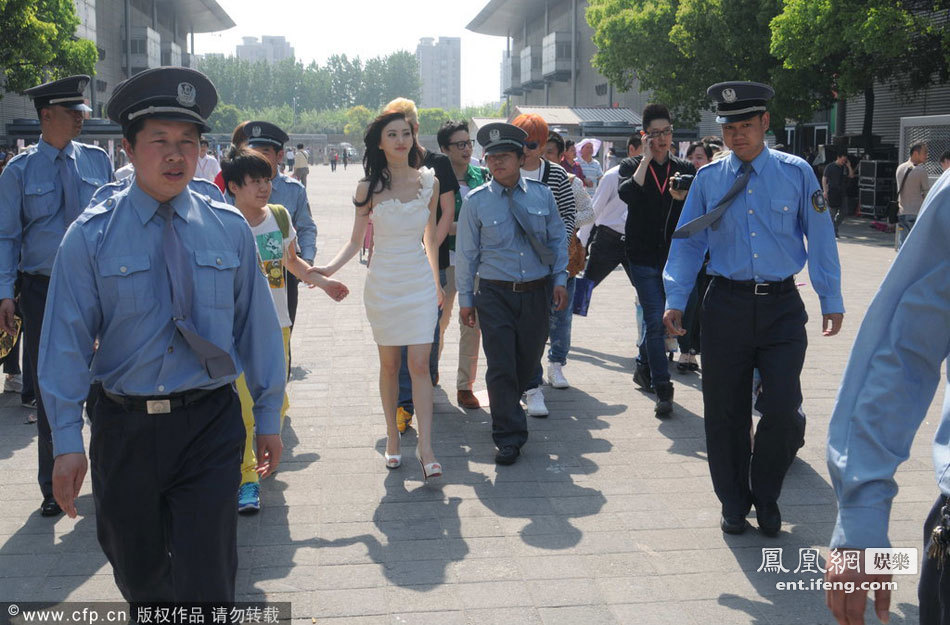 京城四美景甜现身排场大 数十保安护驾(高清组
