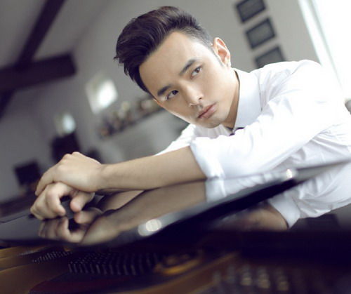 图文:alex高杰变钢琴绅士 天然电眼魅力难挡