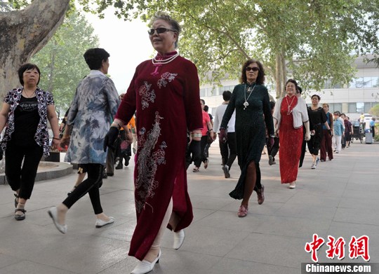 超级"老年模特散步队"亮相河北