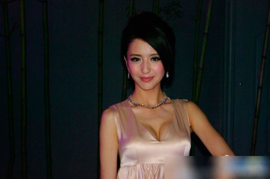 佟丽娅新疆小姐选美照首次曝光 泳装妩媚(组图