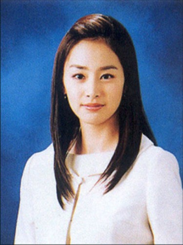 图文:金泰希名校毕业照似女主播 白色制服显优雅