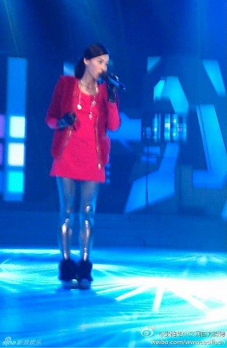 何炅抱李湘视频 7704270205823307353.jpg