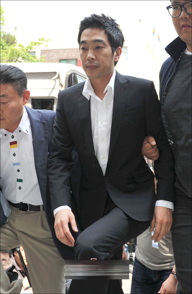 高清组图:高英旭涉嫌<em>强奸未成年少女</em>后首露面