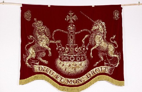 这面旗帜3米见方,上面绣有狮子和独角兽保护的皇冠图案和皇室格言
