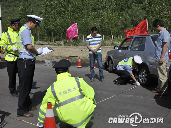 交警现场进行勘验调查取证