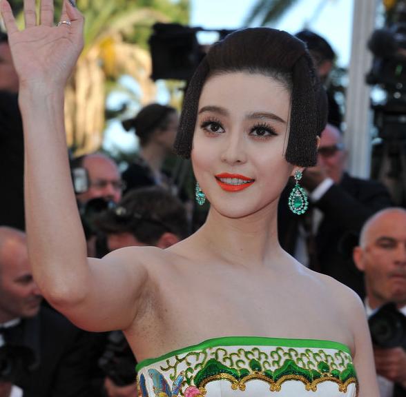 范冰冰穿卜柯文瓷娃娃装露<em>腋毛</em>抢镜戛纳_新