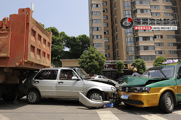 出租車超車引發4車相撞1人受傷 停路邊也遭殃