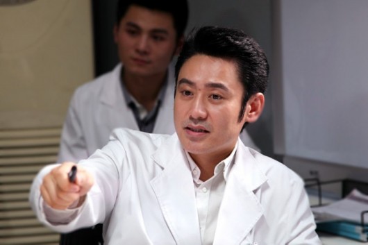 组图:《心术》花絮照曝光 吴秀波表情调皮搞怪