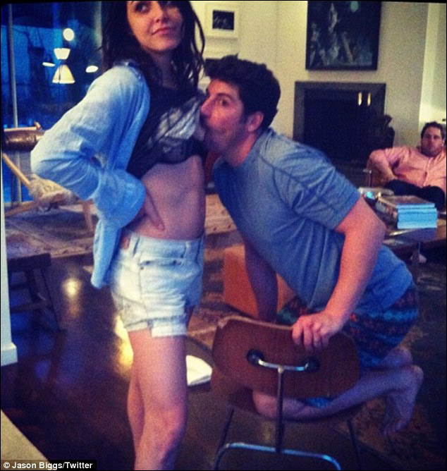 高清:吸奶照遭恶搞 《<em>美国派</em>》男星狂吸妻子