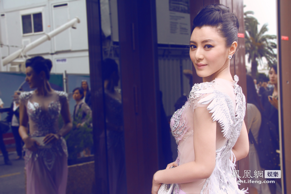 高清:陈廷嘉透视装现身戛纳抢镜 5万颗水晶打造"凤凰衫"
