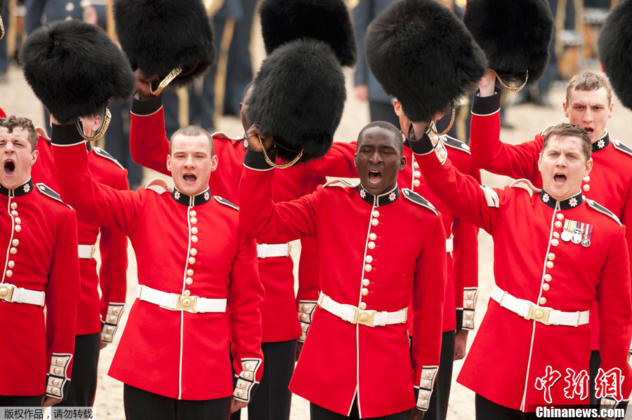 英国举行女王登基60周年庆典阅兵