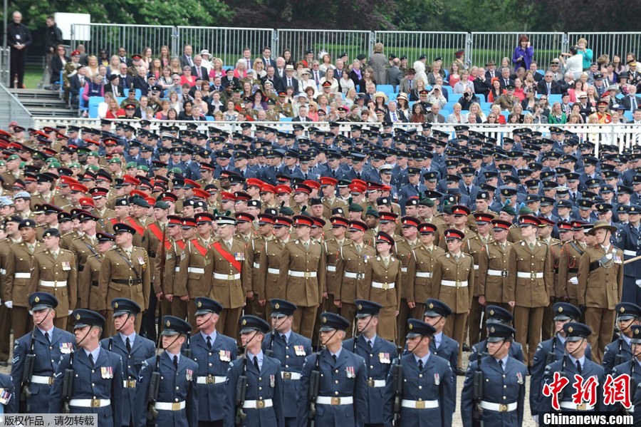 英国举行女王登基60周年庆典阅兵
